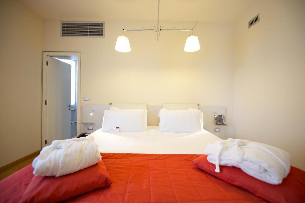 Classic Double Room King Bed,62436694:JPEG